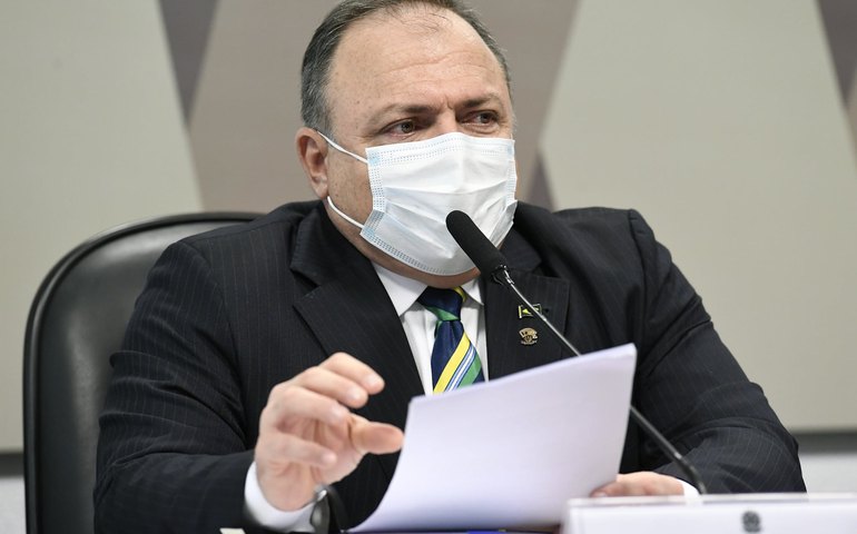 CPI: de terno e gravata, Pazuello faz fala inicial antes de interrogatório