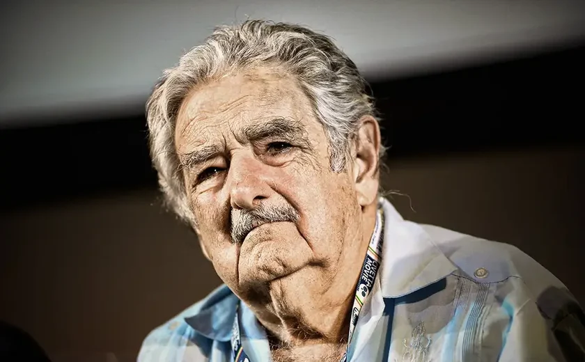 Internado desde quinta, José Mujica passa por procedimento cirúrgico ligado a efeitos colaterais de radioterapia