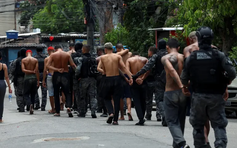 O impacto da megaoperação em imagens: corpos são enfileirados na praça após confronto na mata no Alemão e na Penha