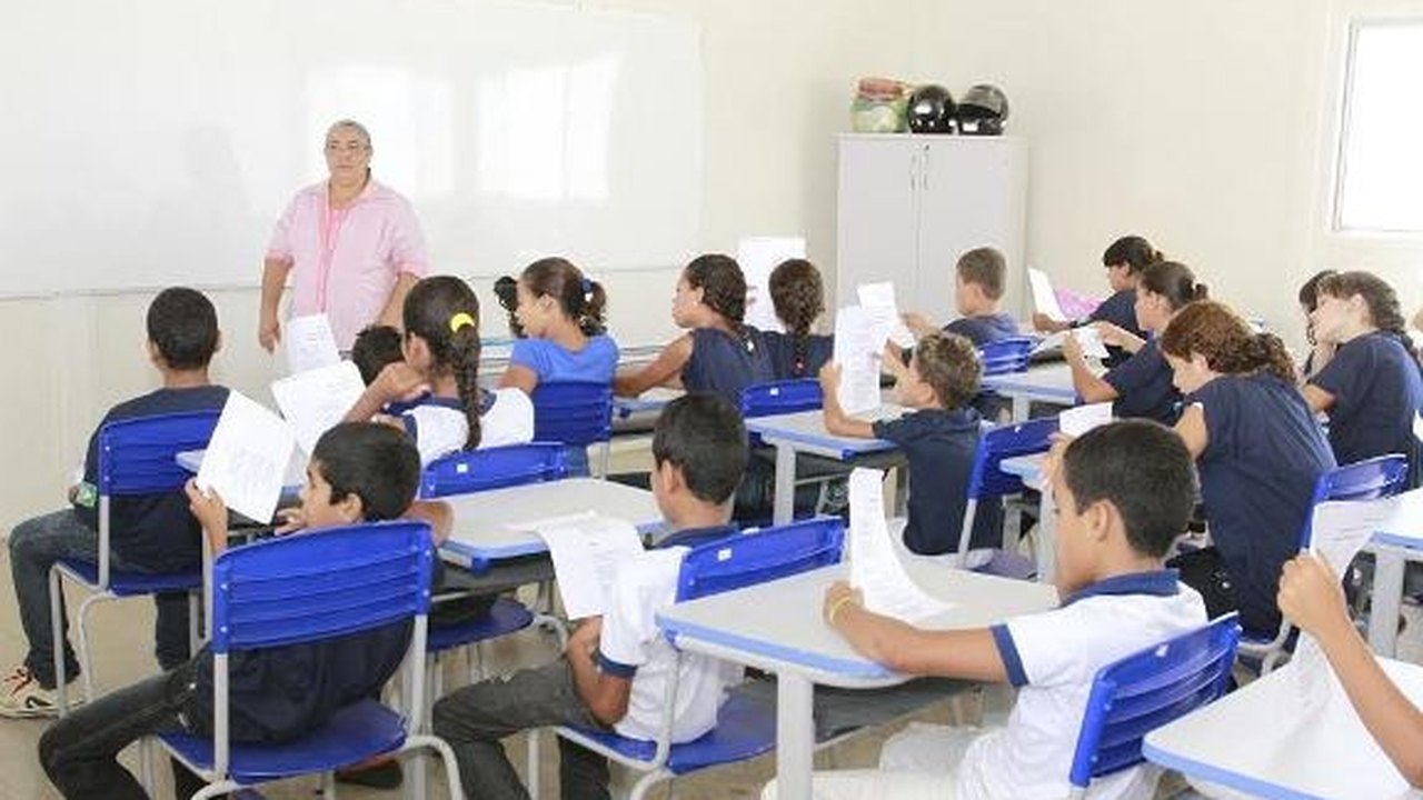 Vice-governador entrega escola à população de Atalaia