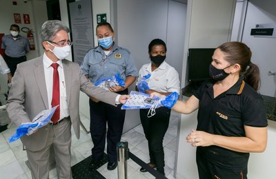 Servidoras da CGJ/AL recebem brindes em homenagem ao Dia das Mães