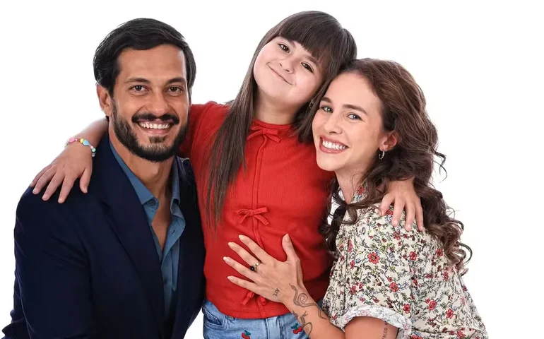 “Uma Babá Milionária”: novelinha protagonizada por Juju Teófilo estreia hoje no streaming
