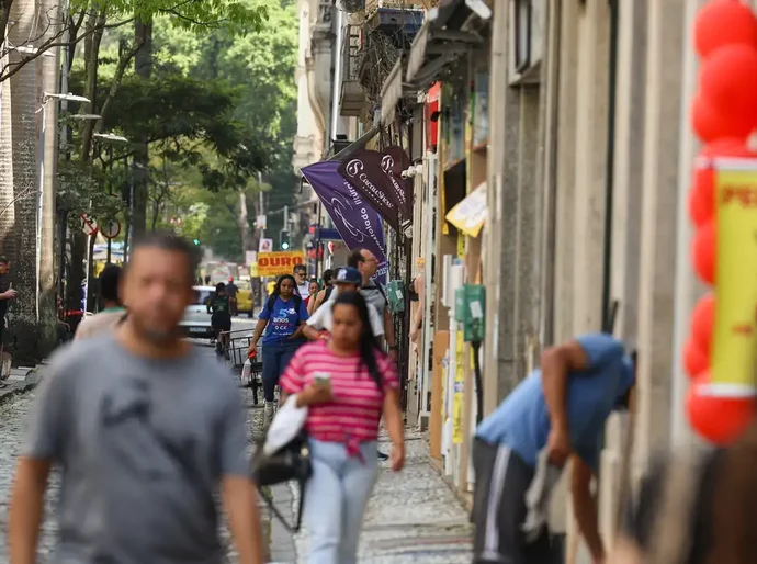 Fim da escala 6x1 traz esperança de mais tempo para família e saúde