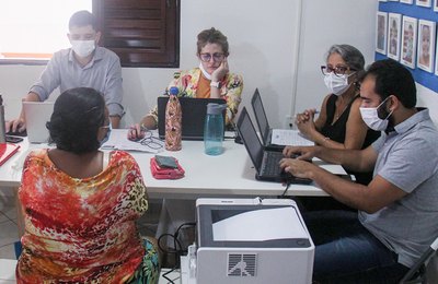 Justiça determina que filhas de moradora de rua permaneçam em abrigo