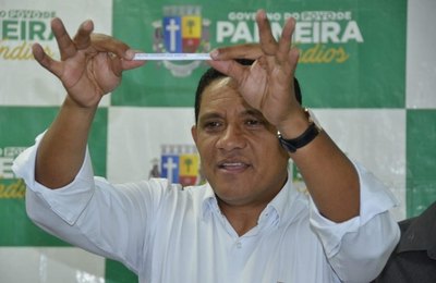 Prefeito Júlio Cezar sorteia as primeiras nove casas do conjunto Brivaldo Medeiros, em Palmeira