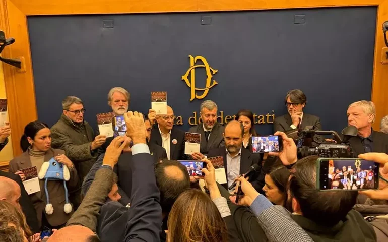 Deputados italianos bloqueiam sala de imprensa da Câmara em ato contra extrema-direita