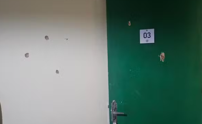 Pousada na Pajuçara ficou com marcas de tiros após confronto registrado na madrugada em Maceió