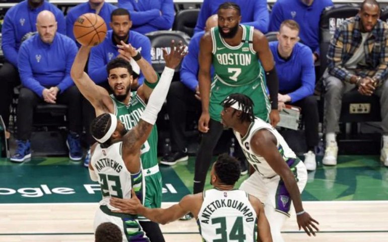 Bucks vencem Celtics e desempatam série em jogo com show de Antetokounmpo
