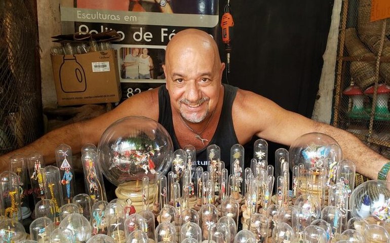 Artesão possui mais de 100 mil peças produzidas e espalhadas pelo mundo