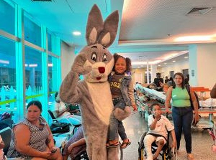 Coelhinho da Páscoa leva alegria a pacientes em atendimento no INTO