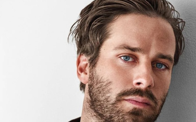 Armie Hammer fala sobre cancelamento em Hollywood: 'Criei esses problemas'