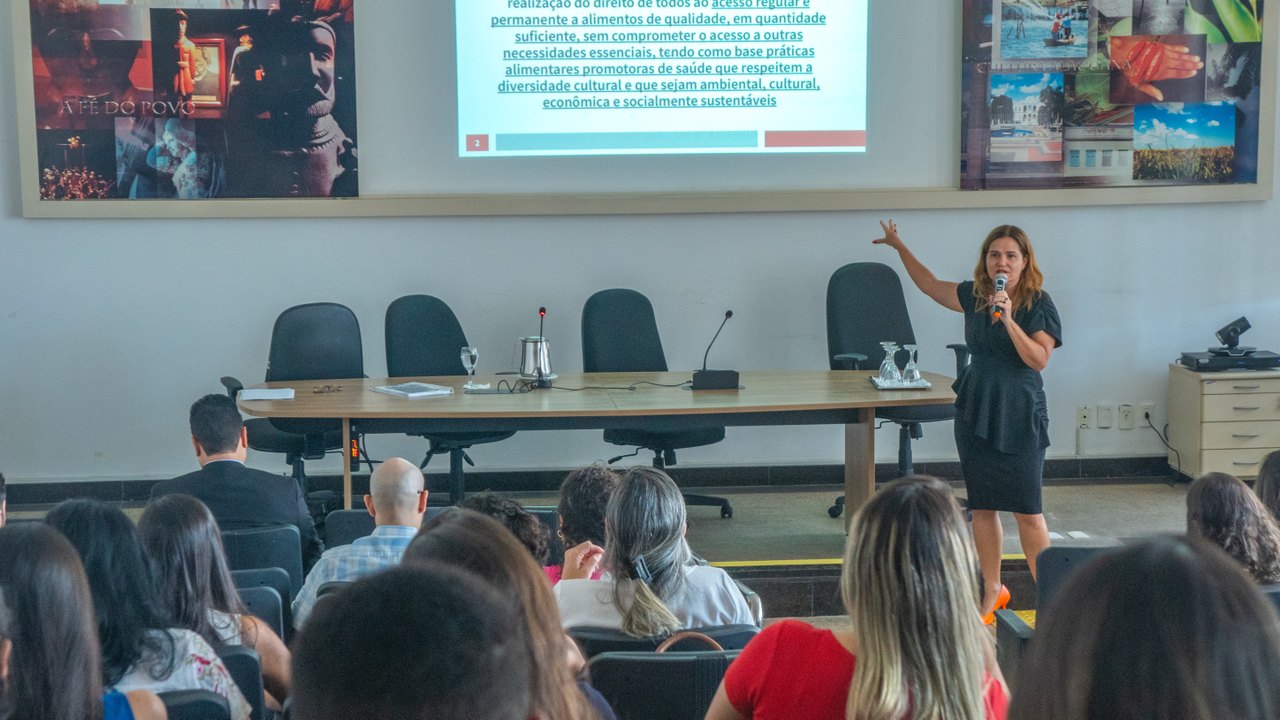 Promotora de Justiça compõe mesa de discussões para ampliação de entendimento sobre segurança alimentar