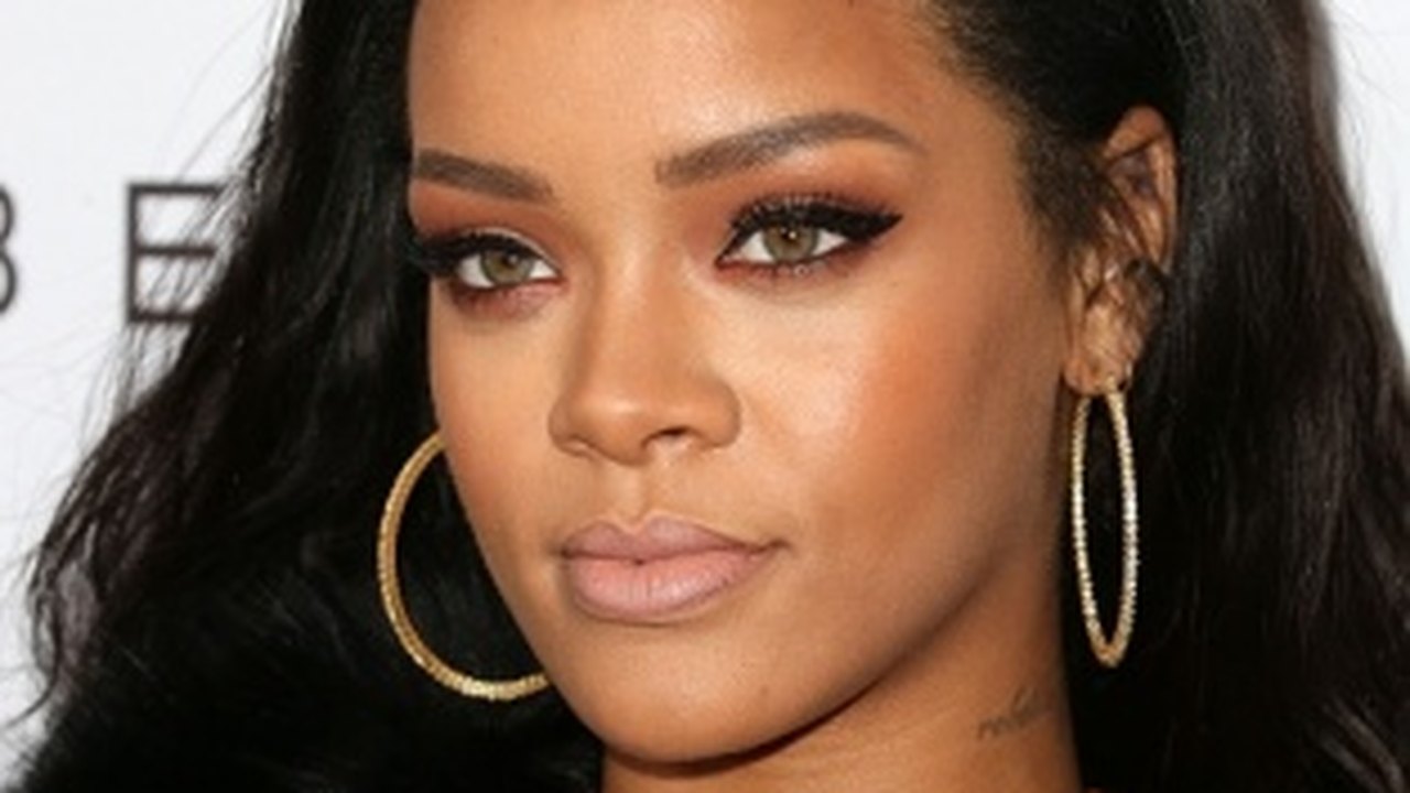 Rihanna incorpora Maria Antonieta e aparece fumando maconha em capa de revista