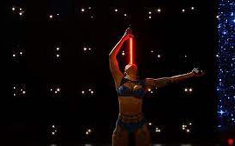 'Engolidora' de espadas profissional quebra dois recordes mundiais e impressiona público