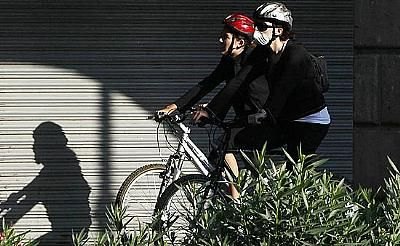 Moradora da Cidade do México anda de bicicleta usando máscara; país lidera número de casos da doença