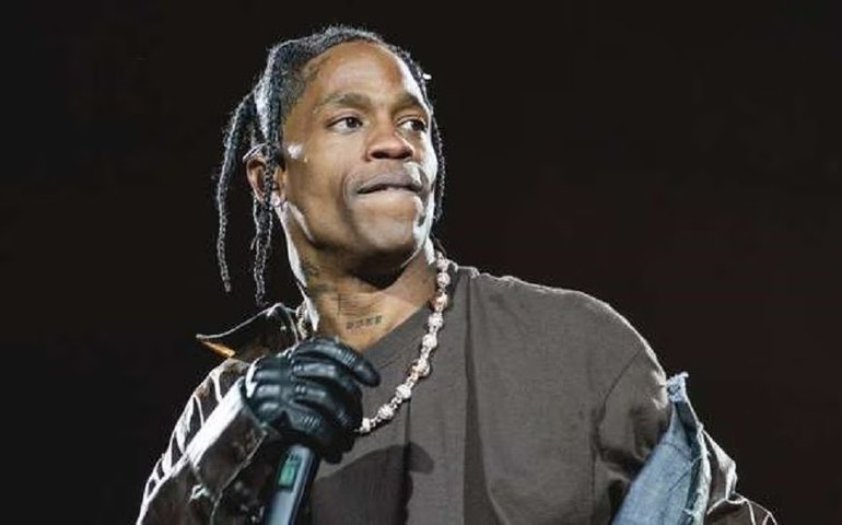 Riscos em show mortal de Travis Scott foram alertados por trabalhadores, aponta relatório