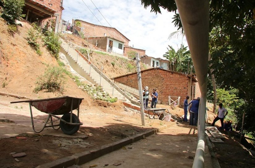 Governo beneficia mais quatro grotas da capital com obras de mobilidade urbana