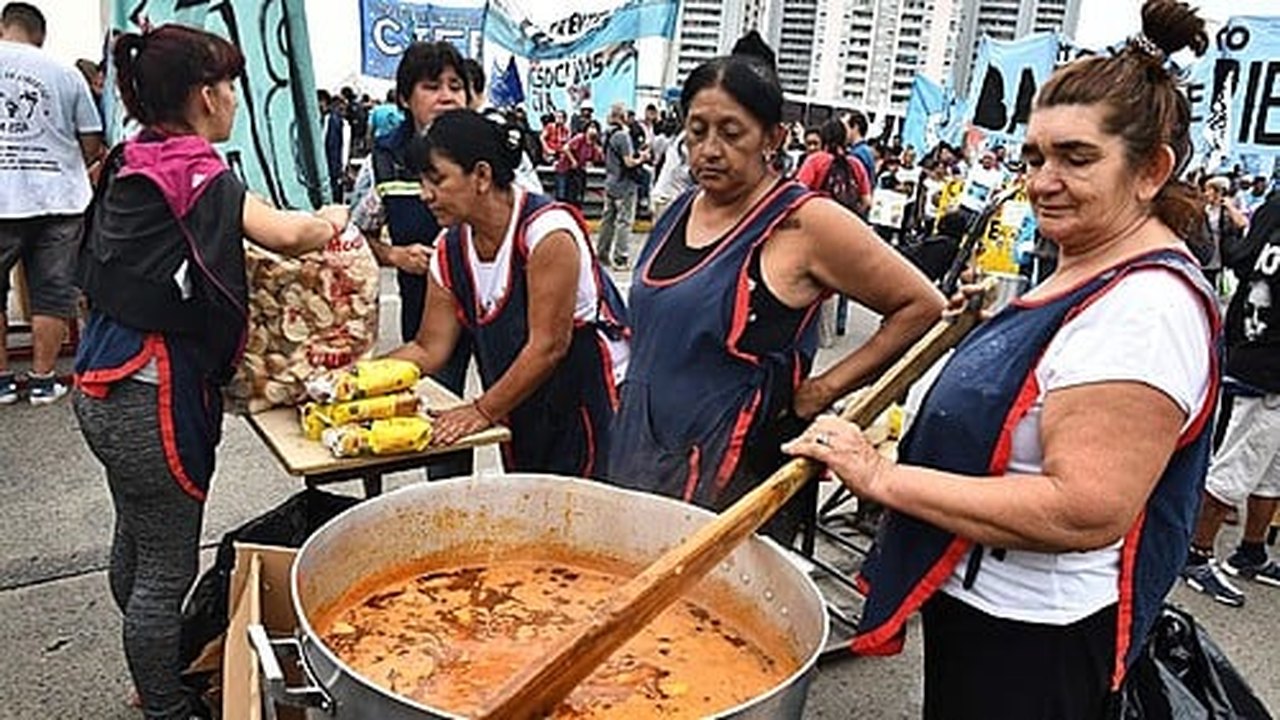 Sem refeições por medida do governo, Universidade na Argentina produz 'super sopa' para refeitórios populares