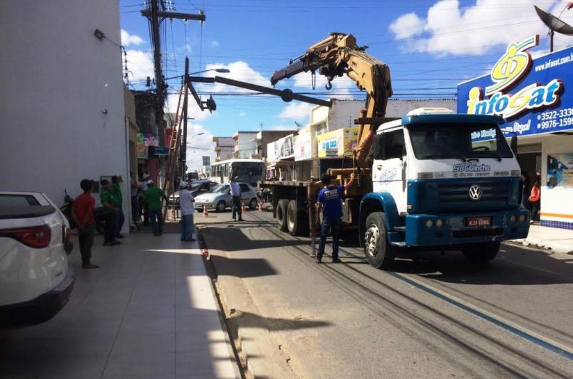 SMTT de Arapiraca retira semáforo danificado e agentes monitoram trânsito