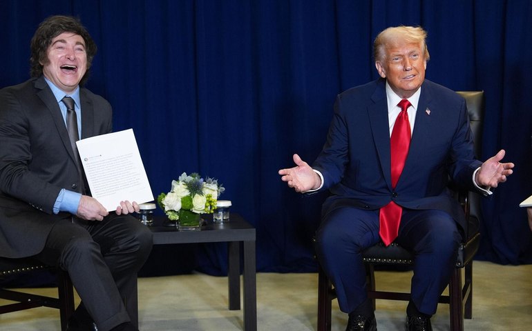 'Aposta geopolítica': Trump oferece apoio  inédito a Milei para aplacar crise financeira argentina