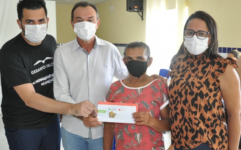 Assistência Social de Anadia, em parceria com o Instituto Girassol e Rede Gerando Falcões, distribui 550 cartões de vale alimentação