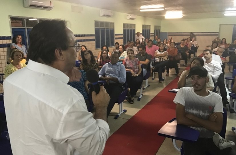 Luciano Barbosa ouve comunidade escolar de Palmeira dos Índios