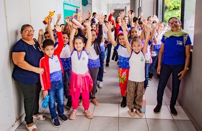 Alunos conhecem o Centro Administrativo ao lado do prefeito Luciano