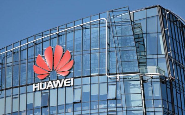 Huawei lança primeiro celular tri-fold do mundo, horas depois da Apple anunciar novo iPhone
