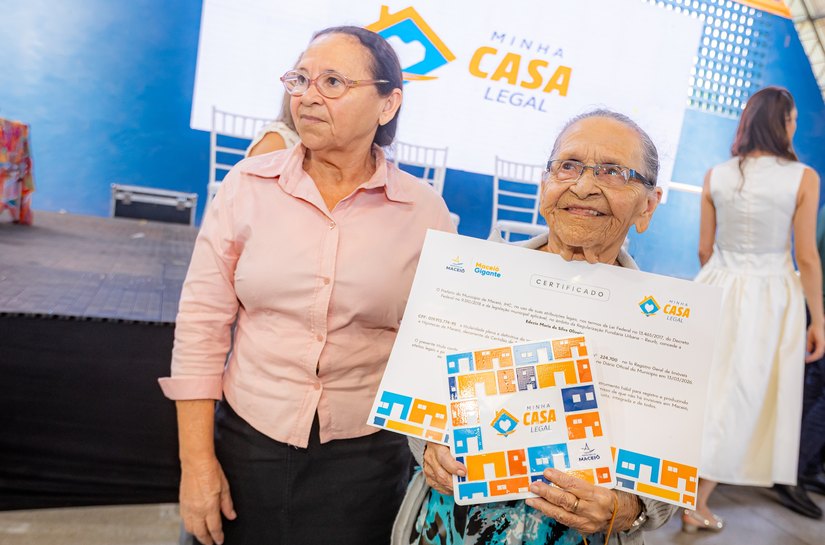 Segurança e dignidade: Prefeitura entrega certificados de regularização fundiária a famílias