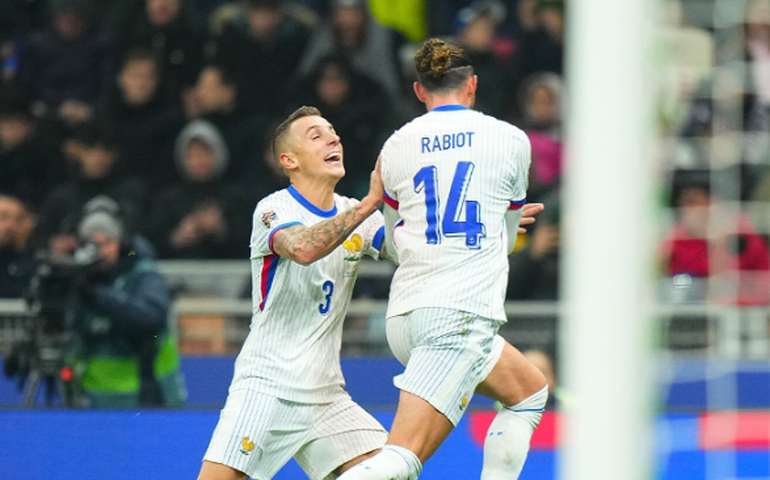 França resolve na bola parada, vence Itália no San Siro e lidera grupo na Liga das Nações