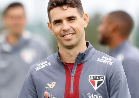 Oscar é apresentado pelo São Paulo e nega mágoa após saída conturbada: 'Sempre recebi carinho'