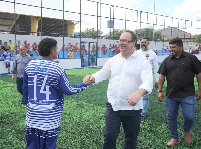 Prefeito Luciano entrega ginásio, campo de futebol e anuncia mais uma escola no Brisa do Lago