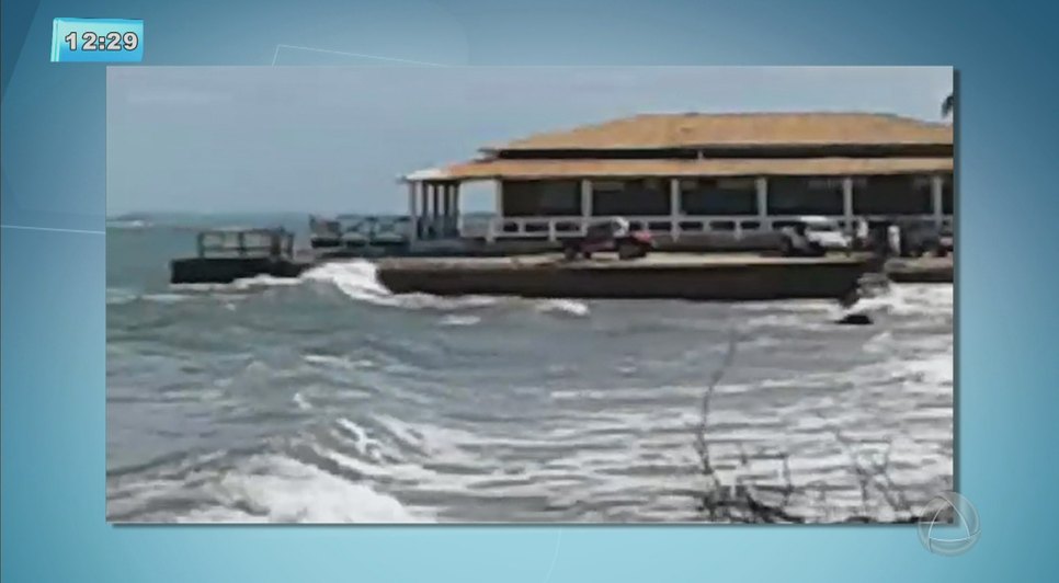 Telespectador registra o avanço do mar na Praia do Saco 