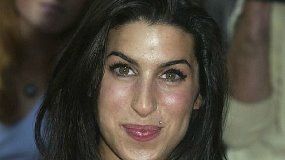 Vendas digitais de Amy Winehouse crescem 2.000% em uma semana