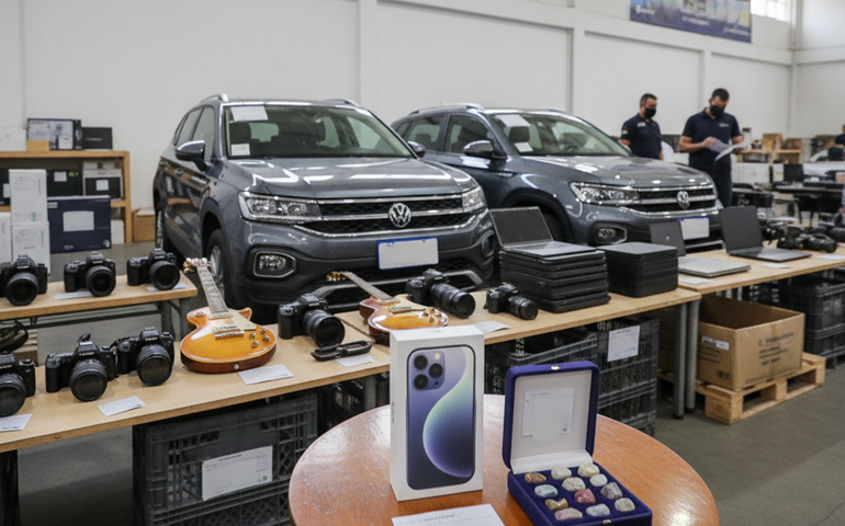 Leilão da Receita Federal oferece iPhone 15 a partir de R$ 1,3 mil e SUV por R$ 80 mil