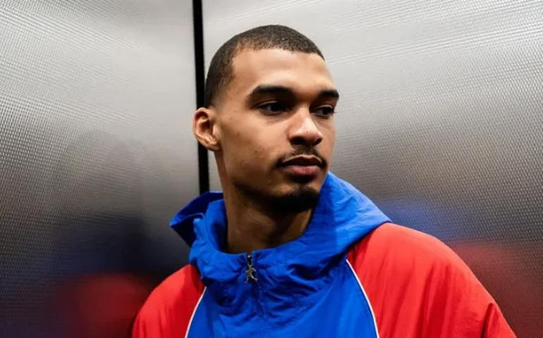 Wembanyama retorna ao San Antonio Spurs após concussão e reforça equipe nos playoffs