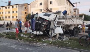 Motorista de caçamba fica ferido após colidir com poste em Aracaju