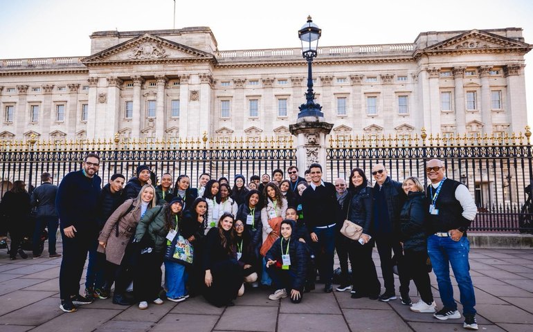 JHC e Marina Candia acompanham estudantes em visita à National Gallery e ao Palácio de Buckingham, em Londres
