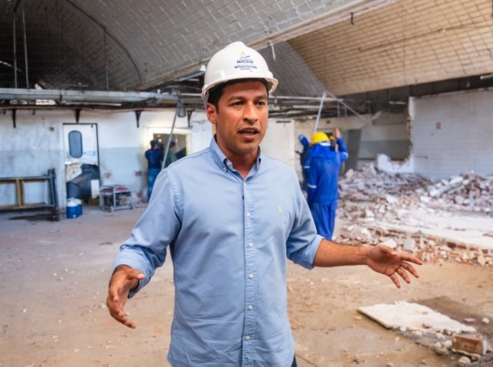 Vice-prefeito e titular da Seminfra vistoria obras do Novo Mercado da Produção