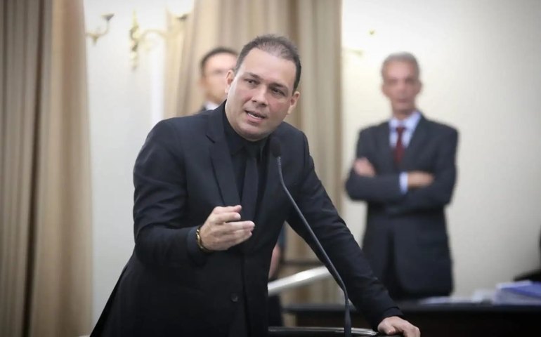 Deputado defende irmã-vereadora, rebate líder do governo de JHC e fala bastidores da saída de seu grupo político da Prefeitura de Maceió