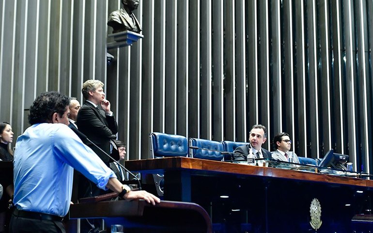 PEC sobre drogas recebe elogios e críticas em terceira sessão de discussão