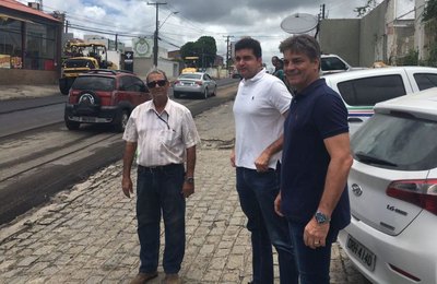 Rui Palmeira vistoria obras de recapeamento na Avenida Rotary 