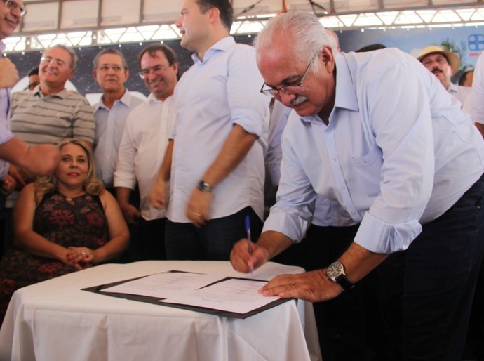 Rogério participa da assinatura da ordem de serviço para duplicação de trecho da AL-220