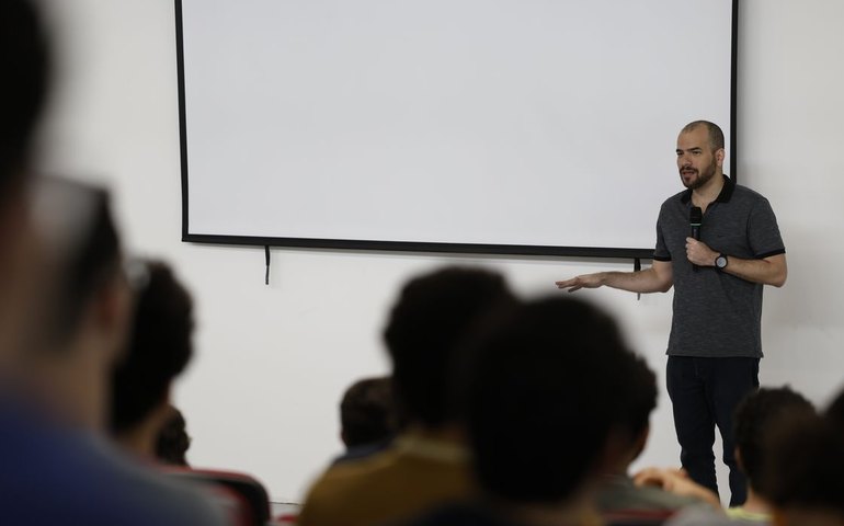 Matemática é estudo, prática, persistência e sorte, diz medalhista