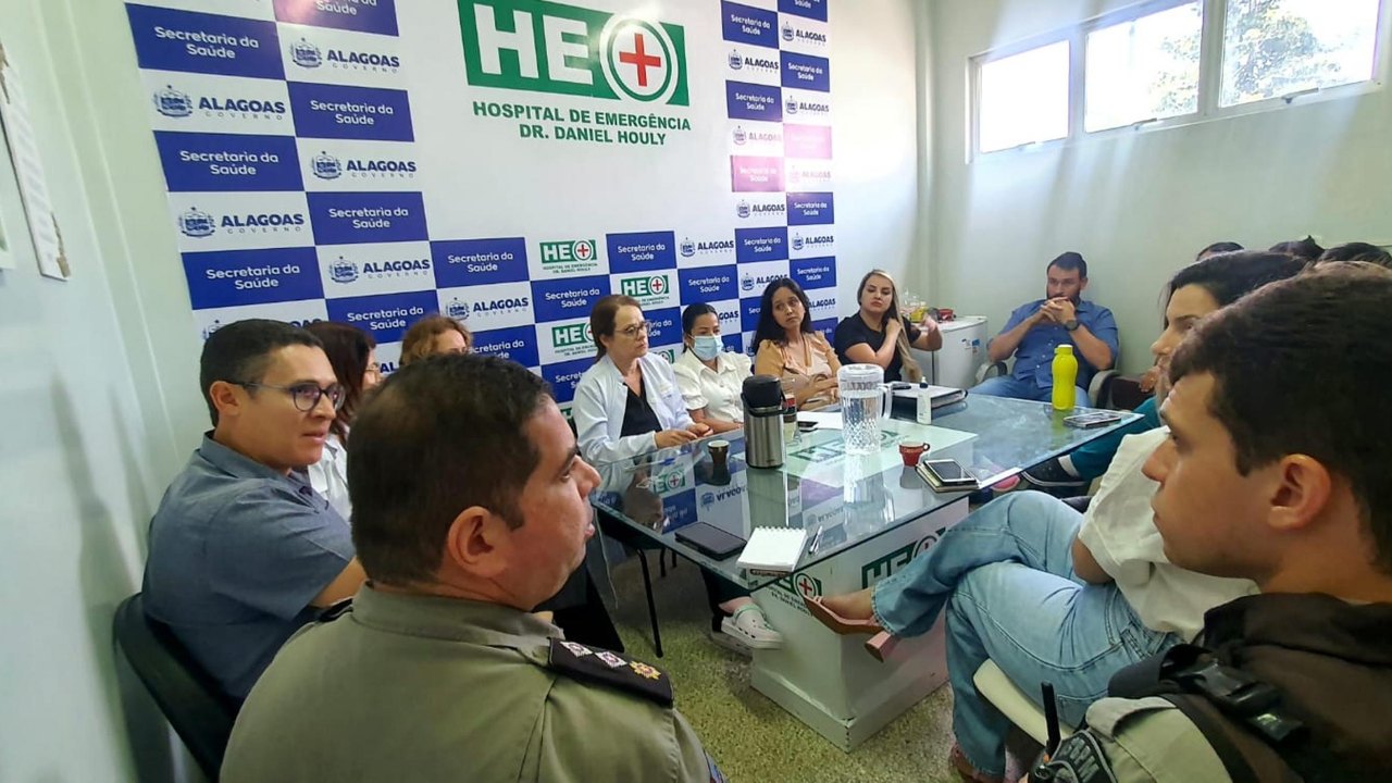  Hospital de Emergência do Agreste e PM alinham ações para agilizar assistência às vítimas de agressão 