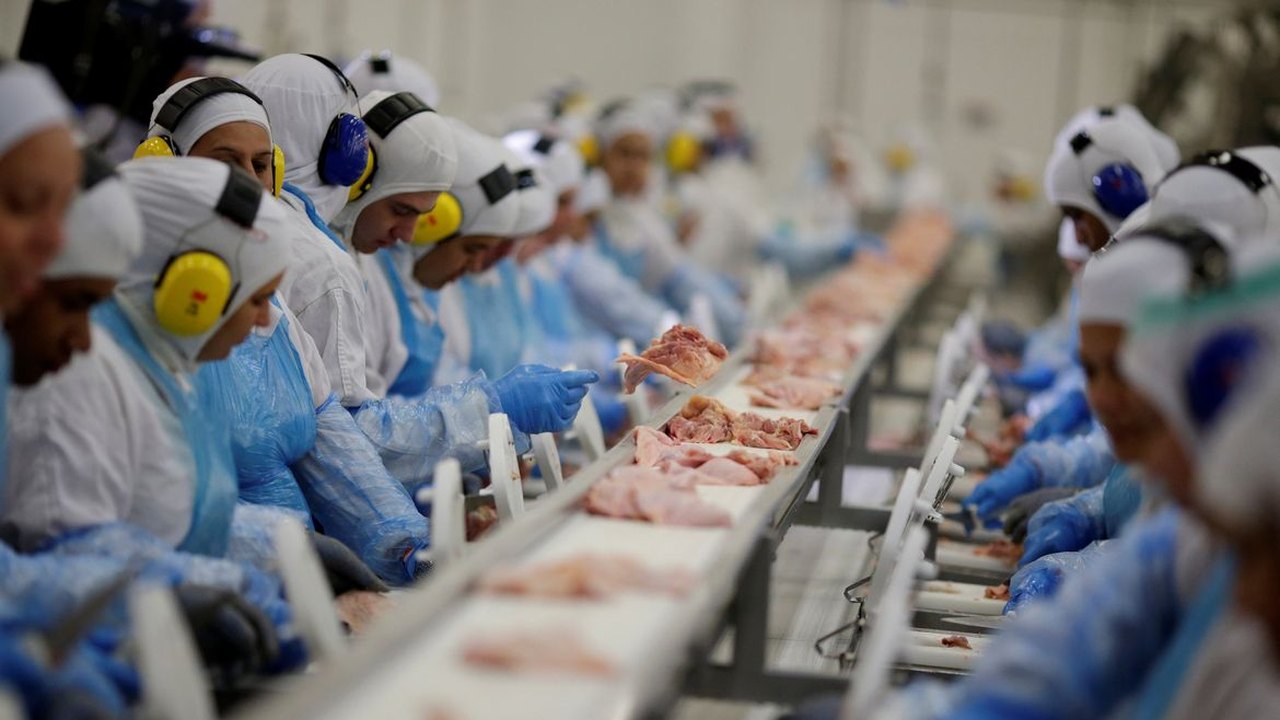 Indústria criou mais de 910 mil empregos em quatro anos, aponta IBGE