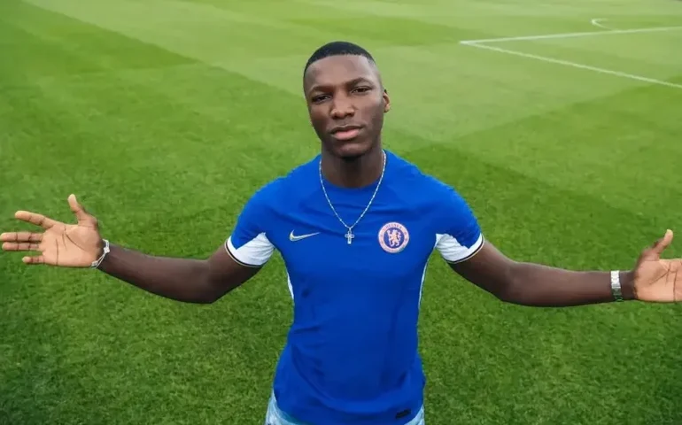 Moisés Caicedo acerta com o Chelsea e se torna quinto jogador mais caro da história
