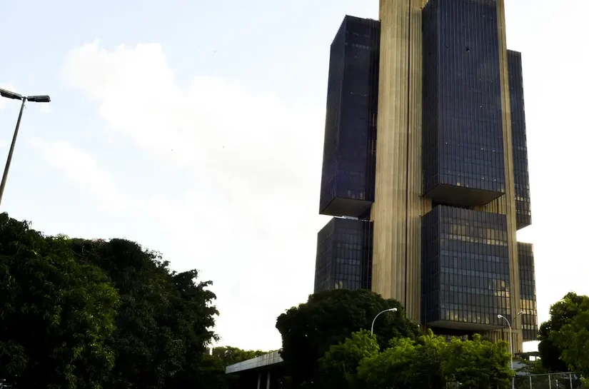 Juros do crédito pessoal e cartão rotativo avançam para as famílias