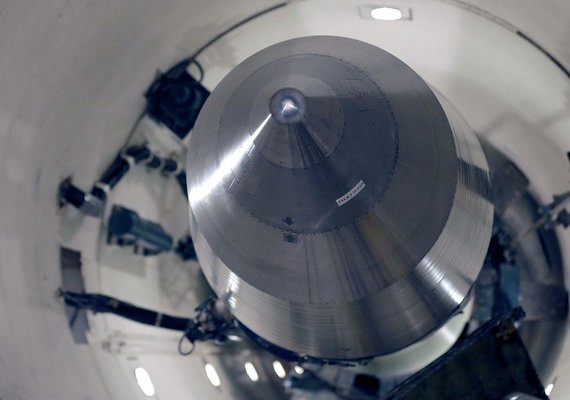 Analista: EUA devem alterar doutrina nuclear por serem incapazes de vencer na corrida armamentista