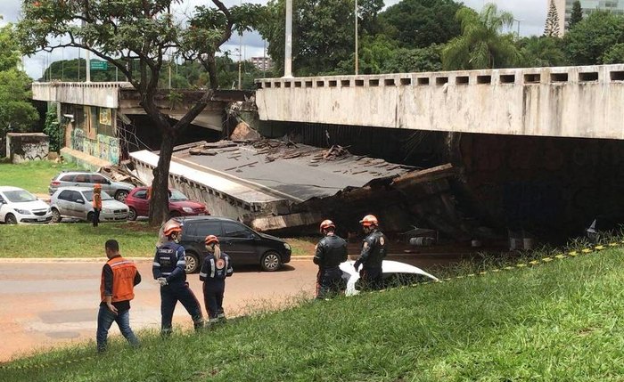 Desabamento de parte de viaduto do Eixo Monumental - Pedro Ladeira